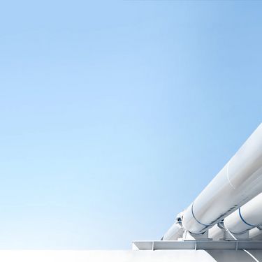 hellblauer Himmel und weiße Wasserstoffleitungen