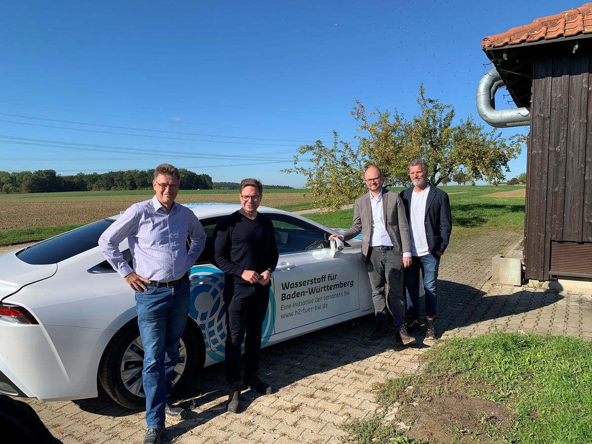 Fit für die Zukunft mit Wasserstoff (v.l.n.r.): Christoph Kröhnert, Projektleiter NET terranets bw, MdB Fabian Gramling, Christoph Diehn, Mitarbeiter Energiepolitik terranets bw, Christoph Luschnat, Leiter Energiepolitik terranets bw